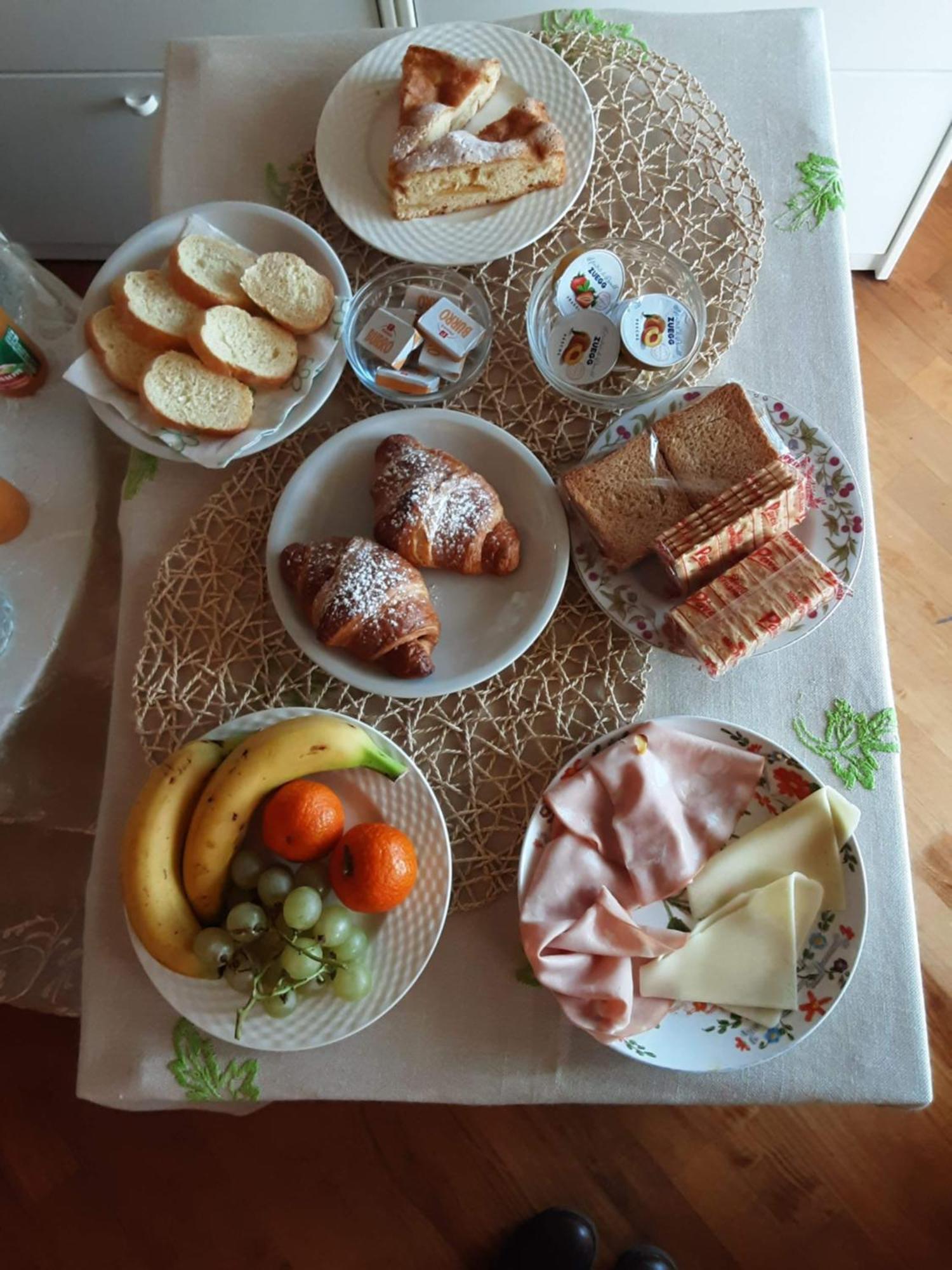 Bed and Breakfast Tosca House 2 Варенна Екстер'єр фото
