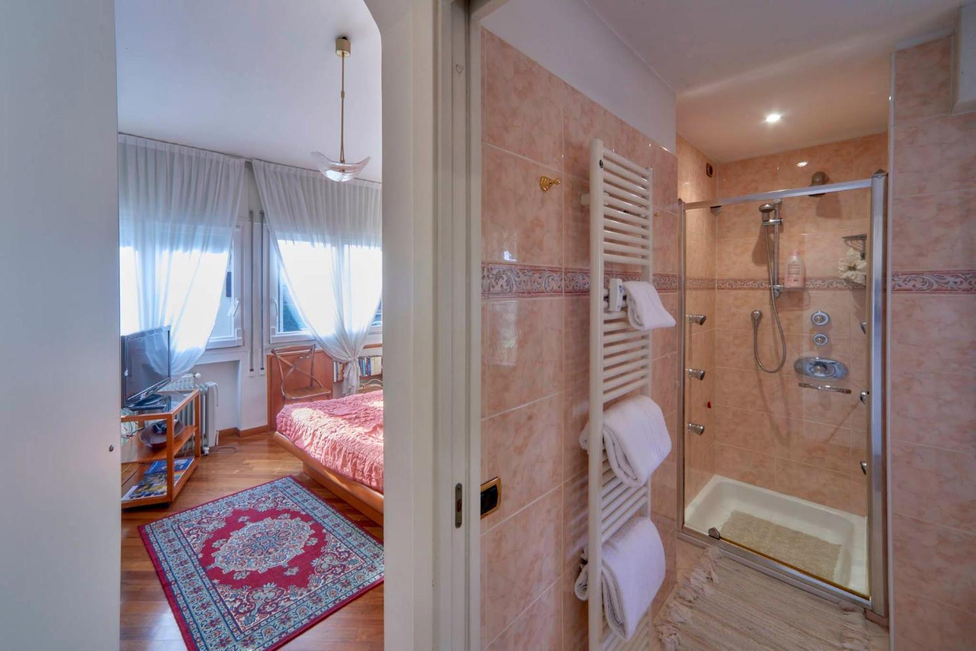 Bed and Breakfast Tosca House 2 Варенна Екстер'єр фото