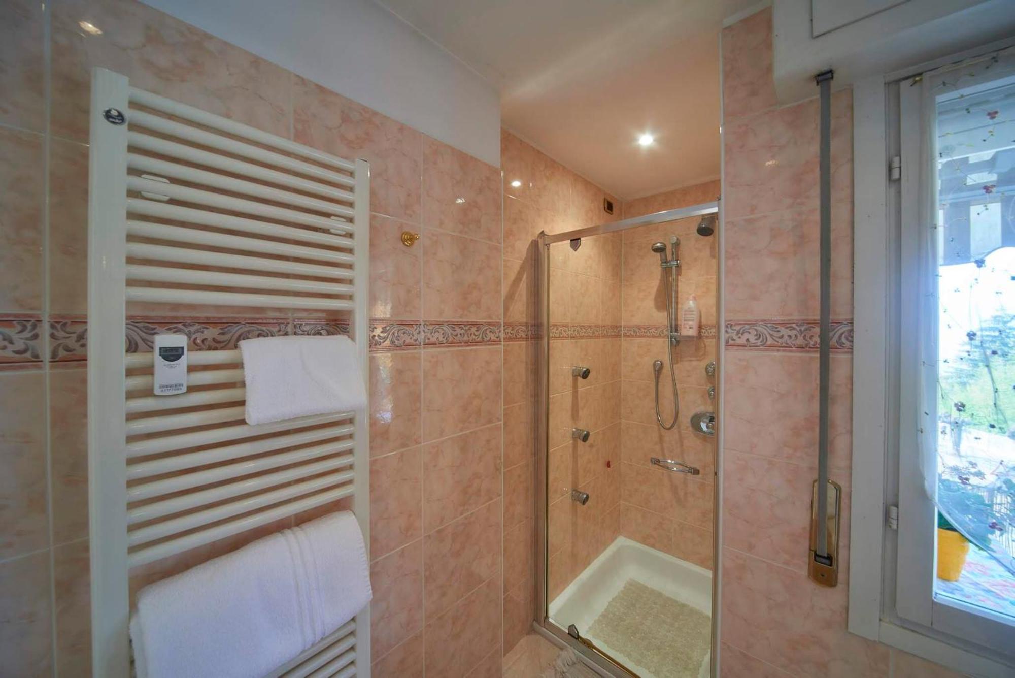 Bed and Breakfast Tosca House 2 Варенна Екстер'єр фото