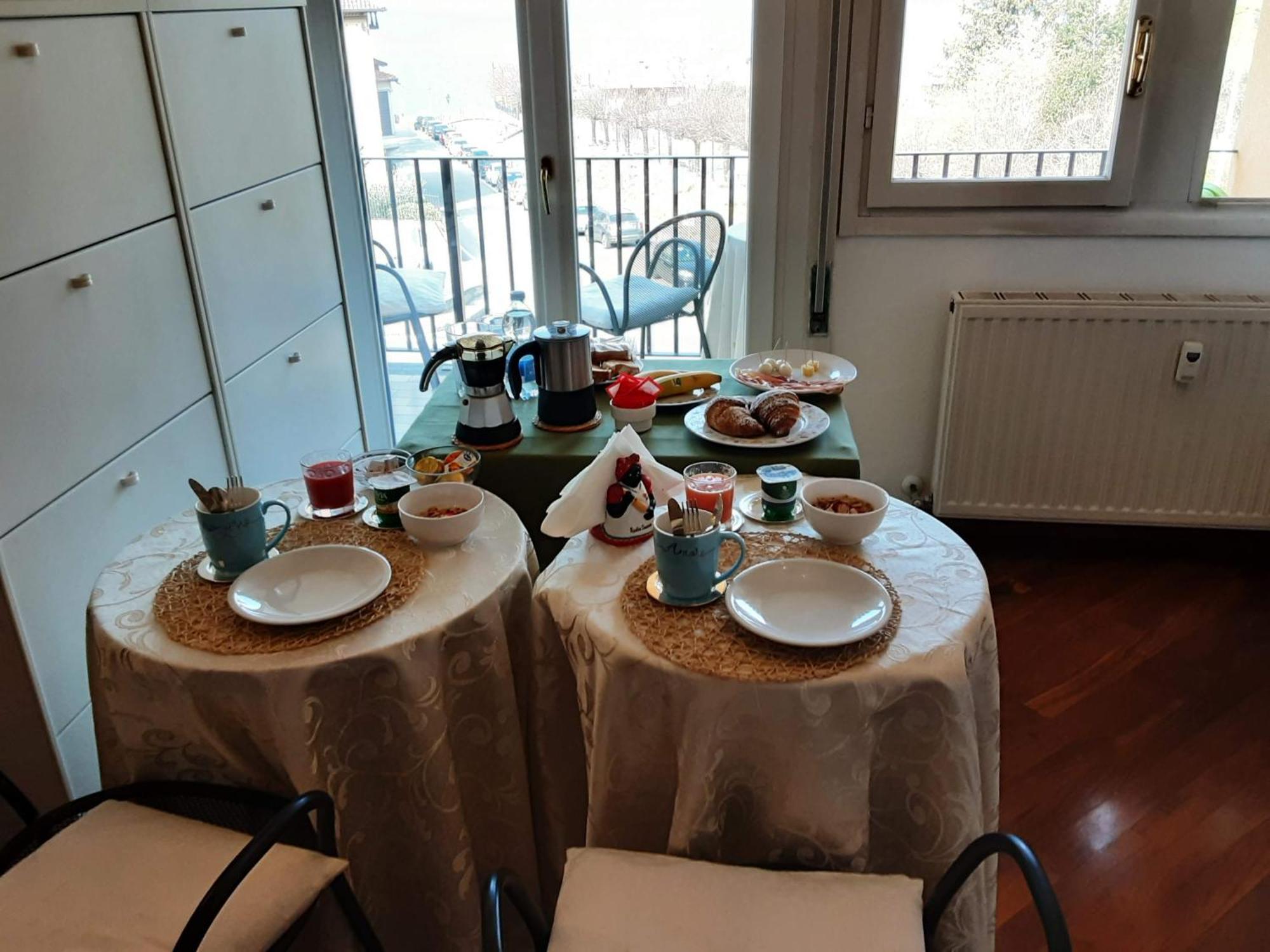 Bed and Breakfast Tosca House 2 Варенна Екстер'єр фото