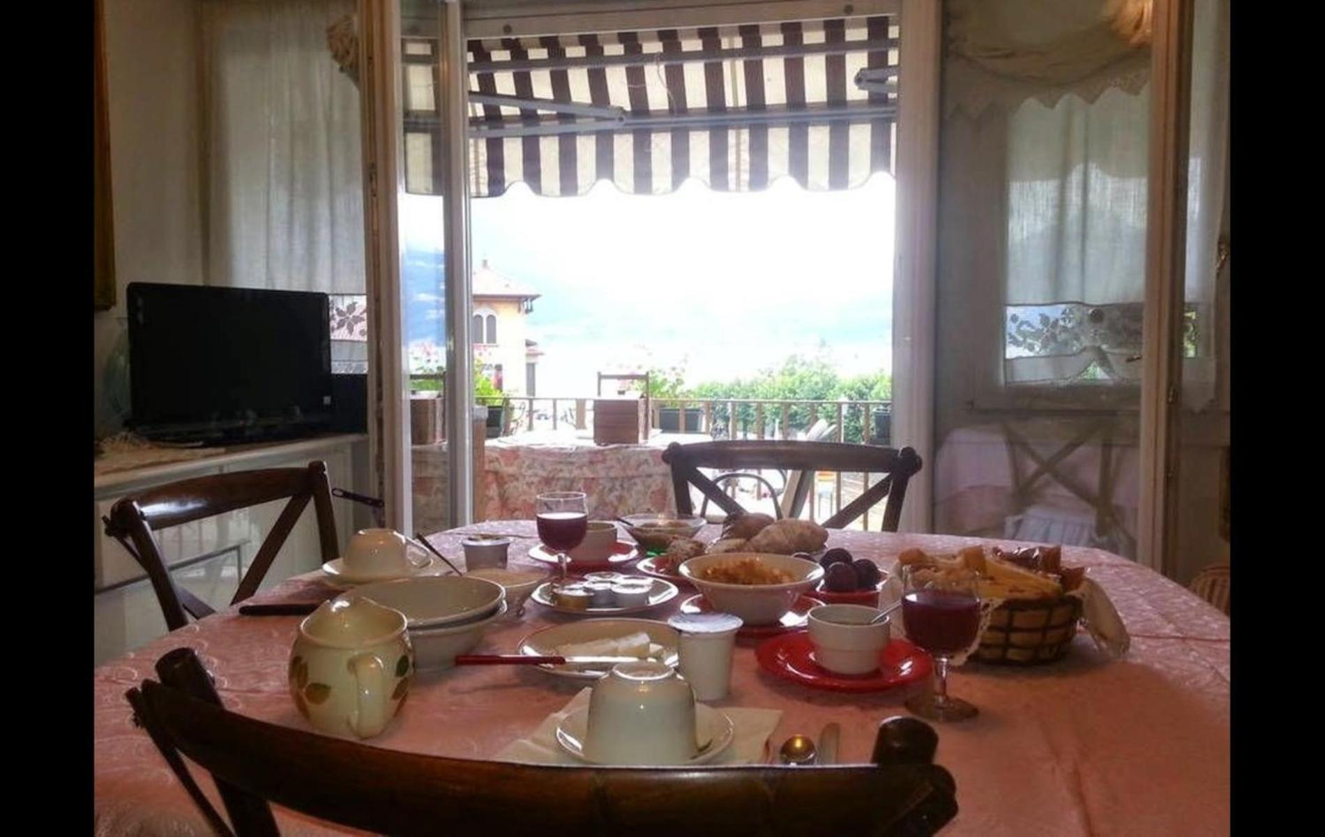 Bed and Breakfast Tosca House 2 Варенна Екстер'єр фото