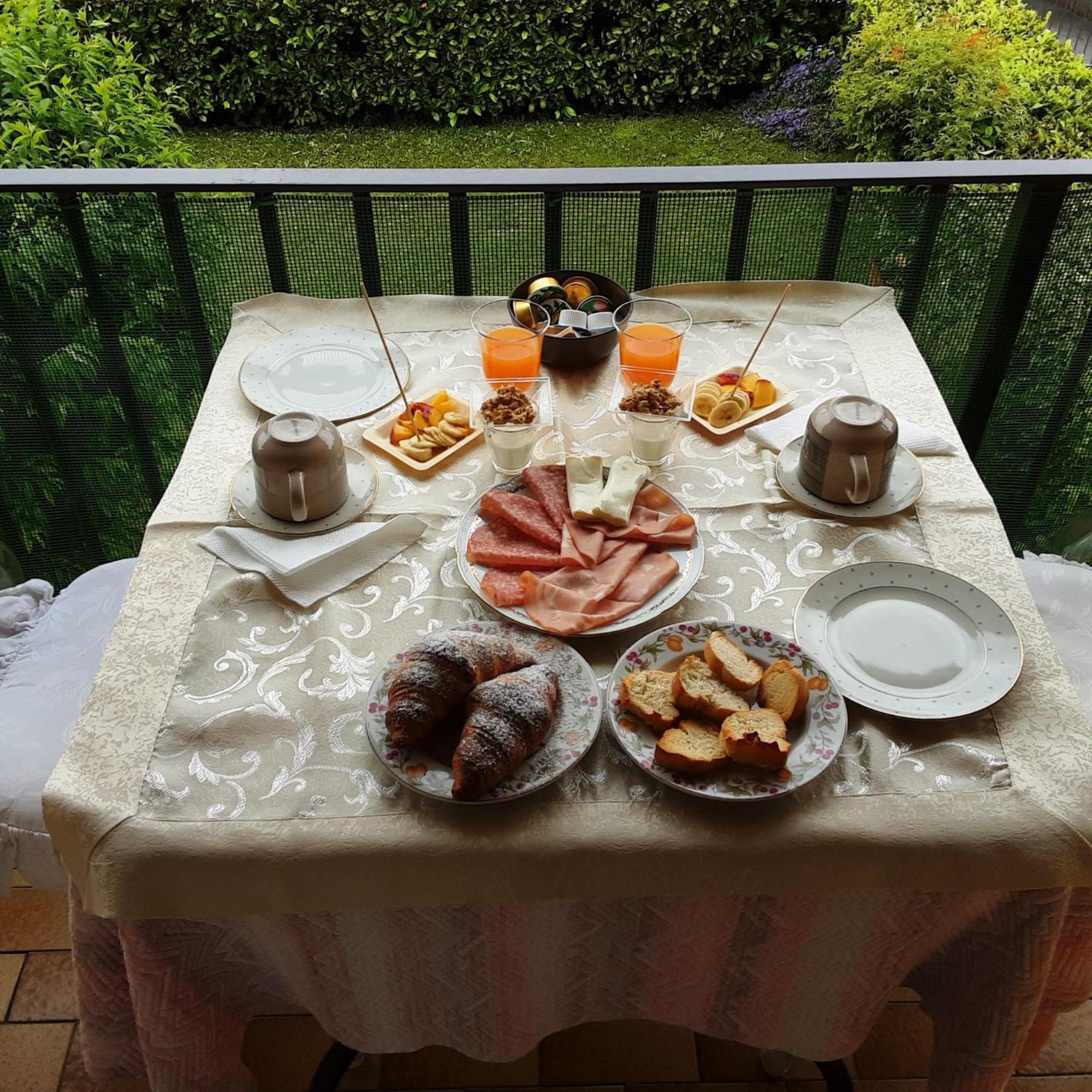 Bed and Breakfast Tosca House 2 Варенна Екстер'єр фото