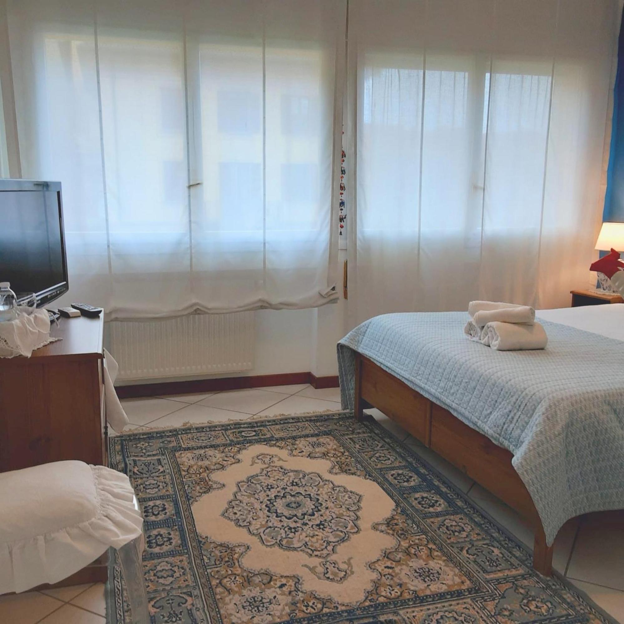 Bed and Breakfast Tosca House 2 Варенна Екстер'єр фото