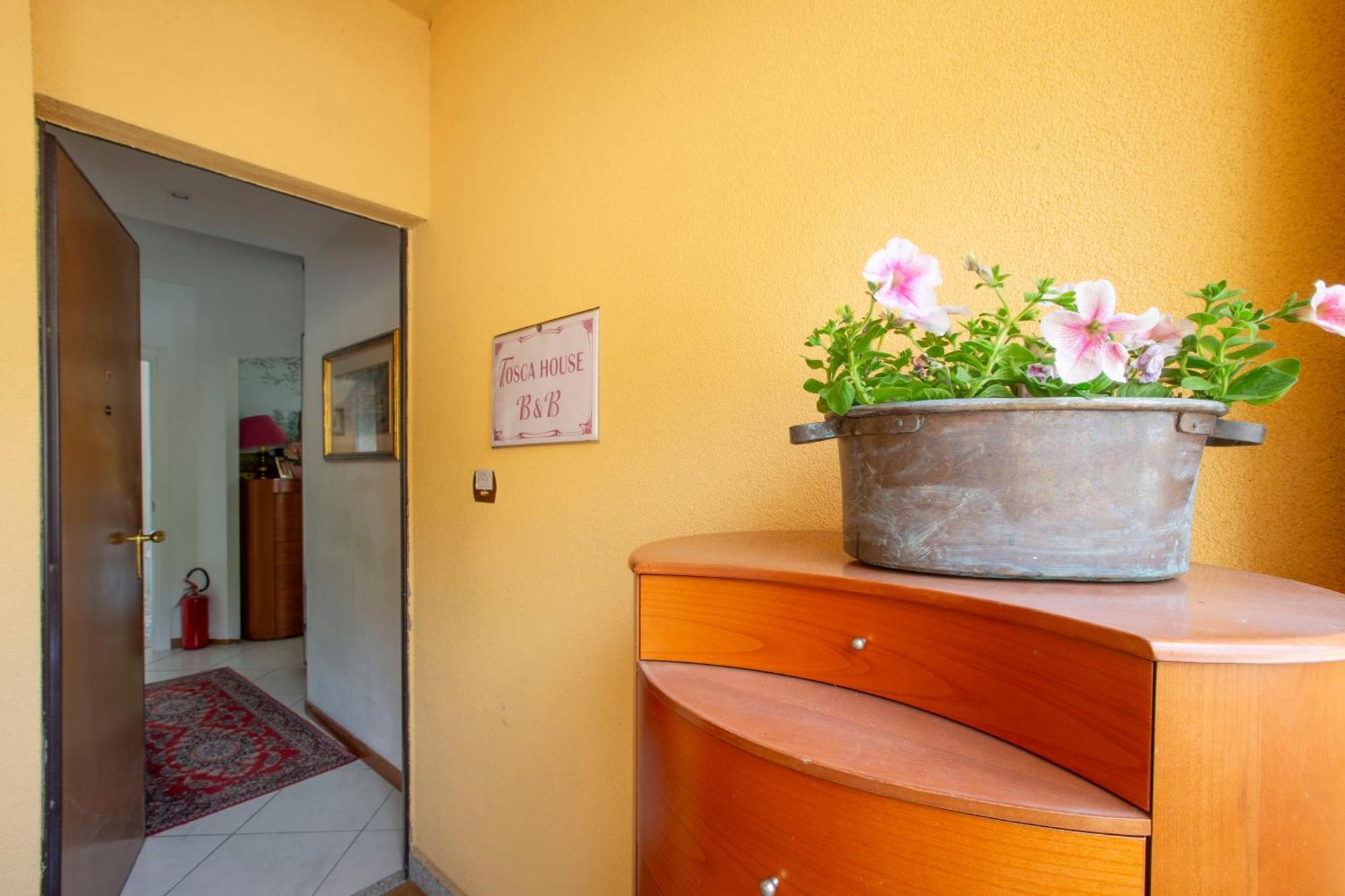 Bed and Breakfast Tosca House 2 Варенна Екстер'єр фото