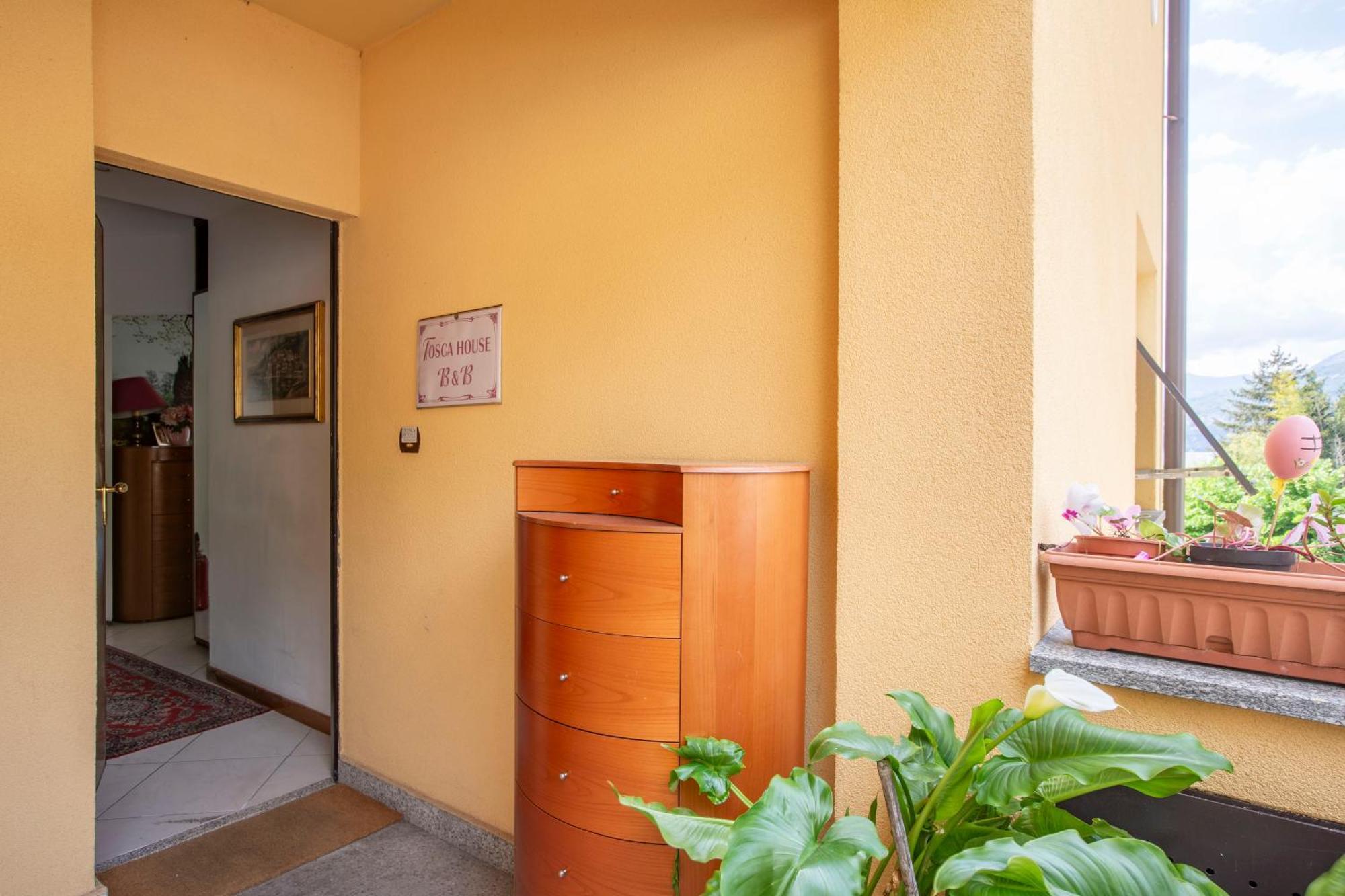 Bed and Breakfast Tosca House 2 Варенна Екстер'єр фото